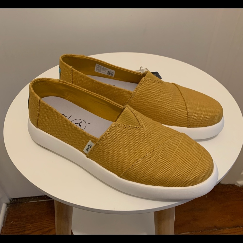 TOMS NWT Women’s Alpargata Mallow Slip-on Shoe Size 8 in Dark Mustard